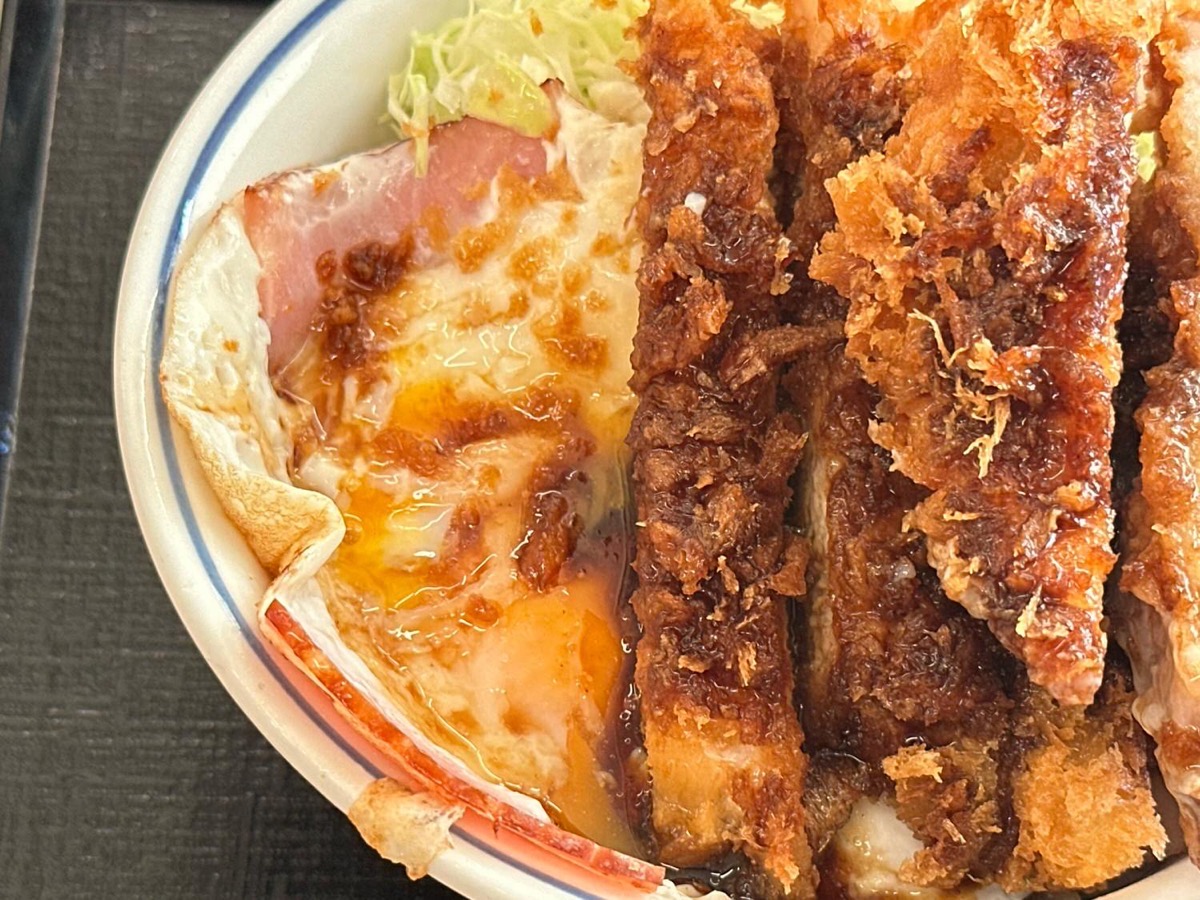 かつや ど真ん中ベーコンエッグソースカツ丼 009.