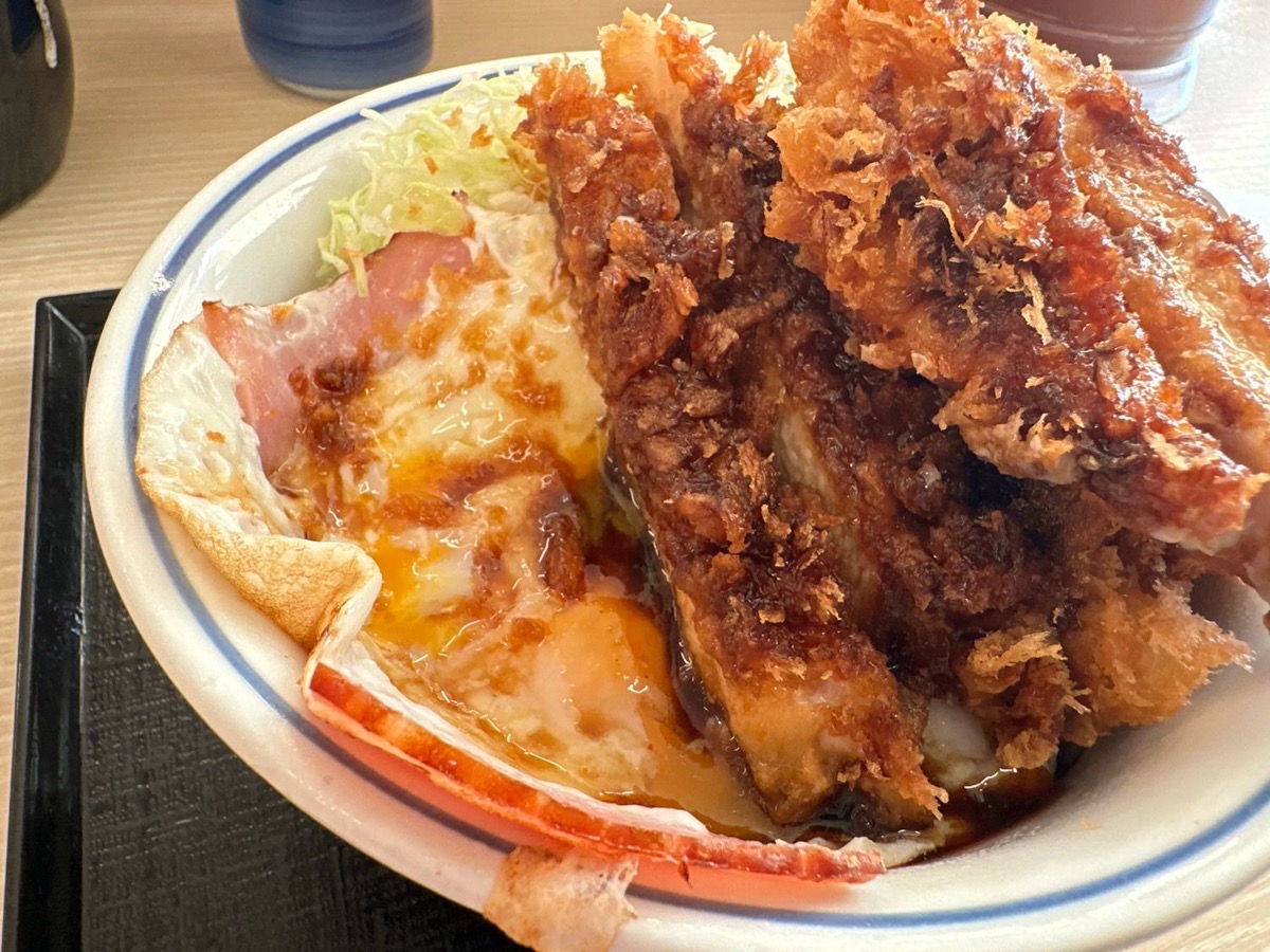 かつや ど真ん中ベーコンエッグソースカツ丼 013.