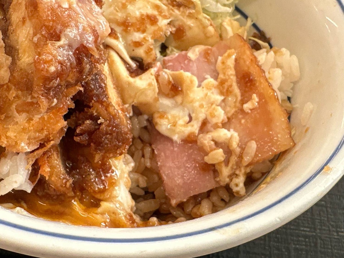 かつや ど真ん中ベーコンエッグソースカツ丼 017.