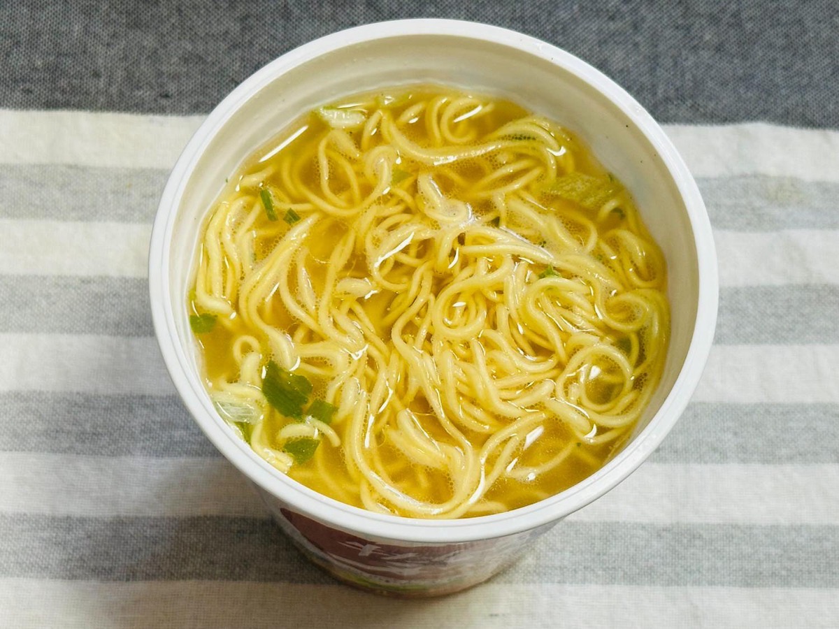 セブンイレブン 牛たん炭焼利久監修 牛テールスープ風ラーメン 012.