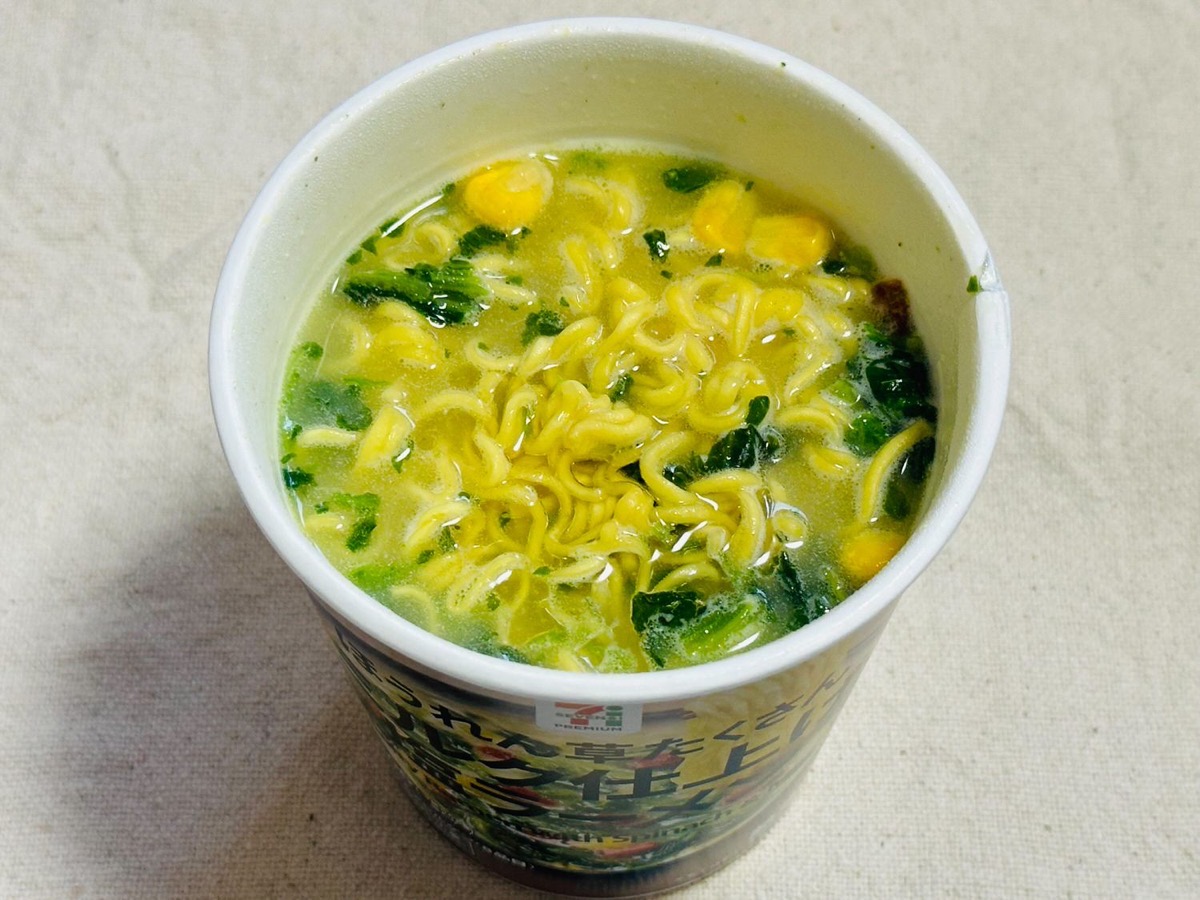 セブンプレミアム ほうれん草たくさん ミルク仕上げ塩ラーメン 009.