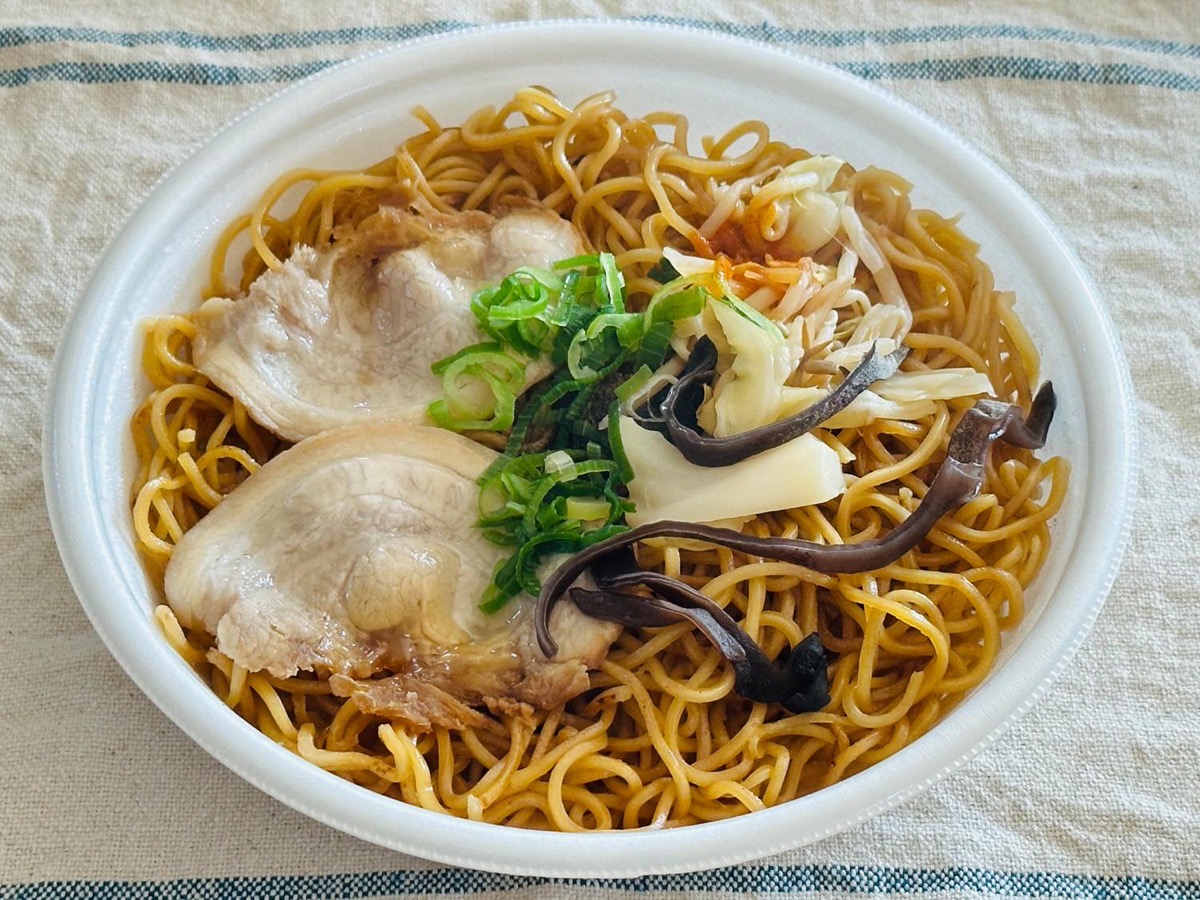 セブンイレブン 黒マー油と香ばし麺の濃厚豚骨焼ラーメン 011.