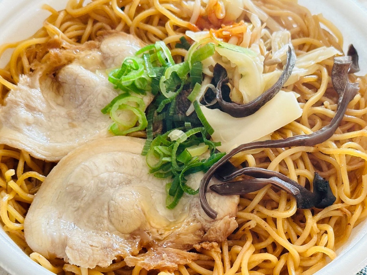 セブンイレブン 黒マー油と香ばし麺の濃厚豚骨焼ラーメン 014.