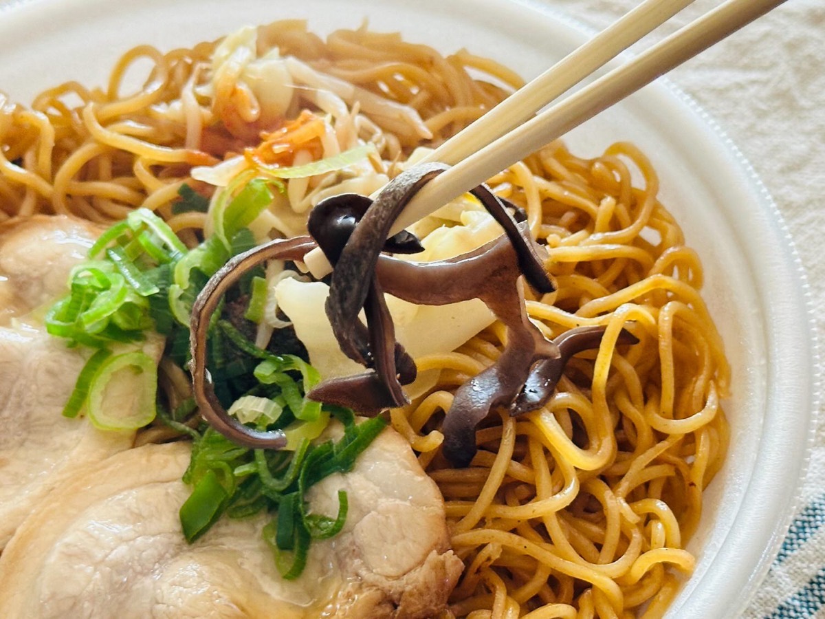 セブンイレブン 黒マー油と香ばし麺の濃厚豚骨焼ラーメン 016.