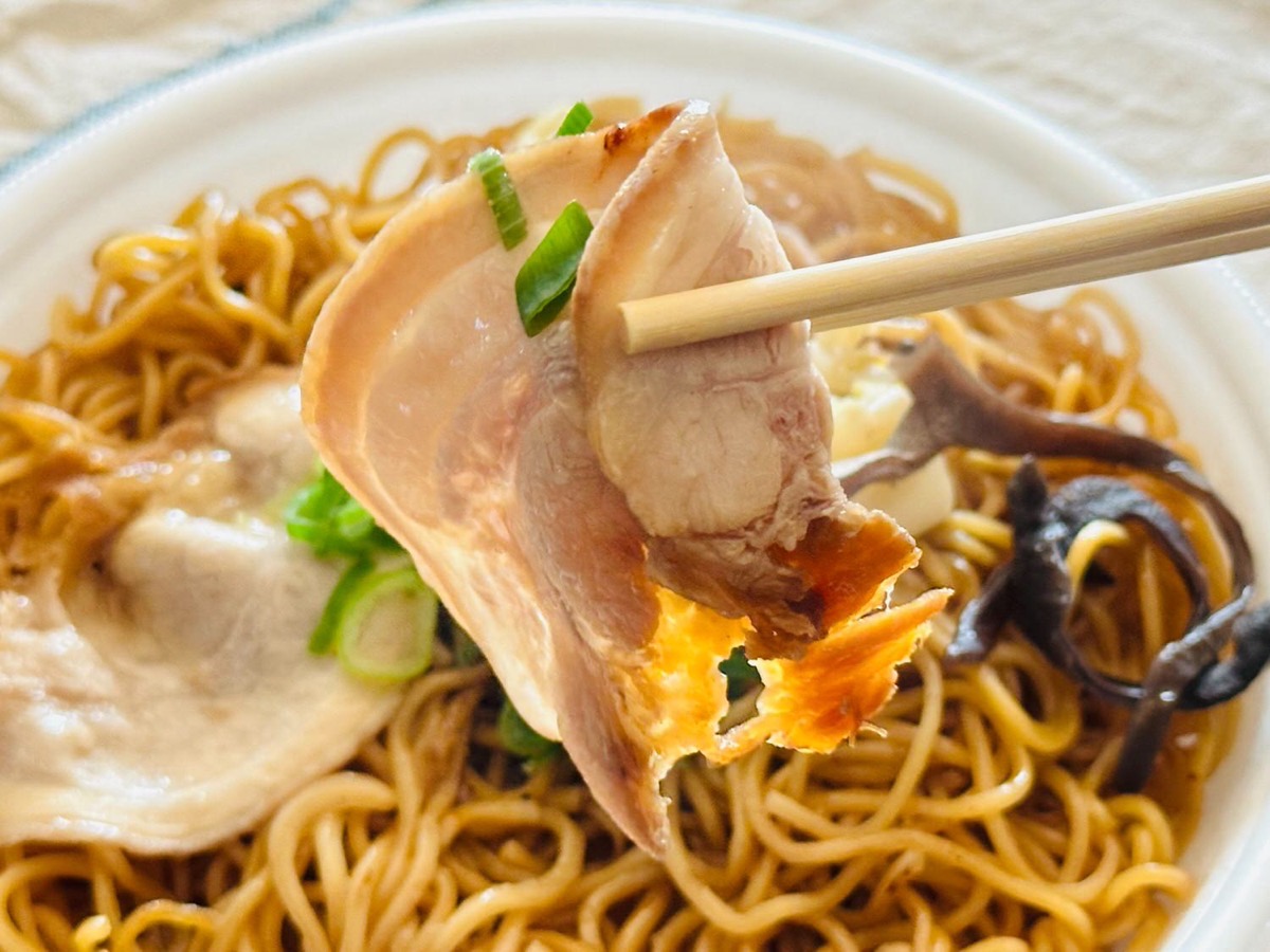 セブンイレブン 黒マー油と香ばし麺の濃厚豚骨焼ラーメン 017.