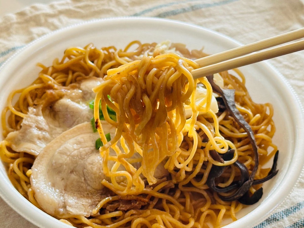 セブンイレブン 黒マー油と香ばし麺の濃厚豚骨焼ラーメン 020.