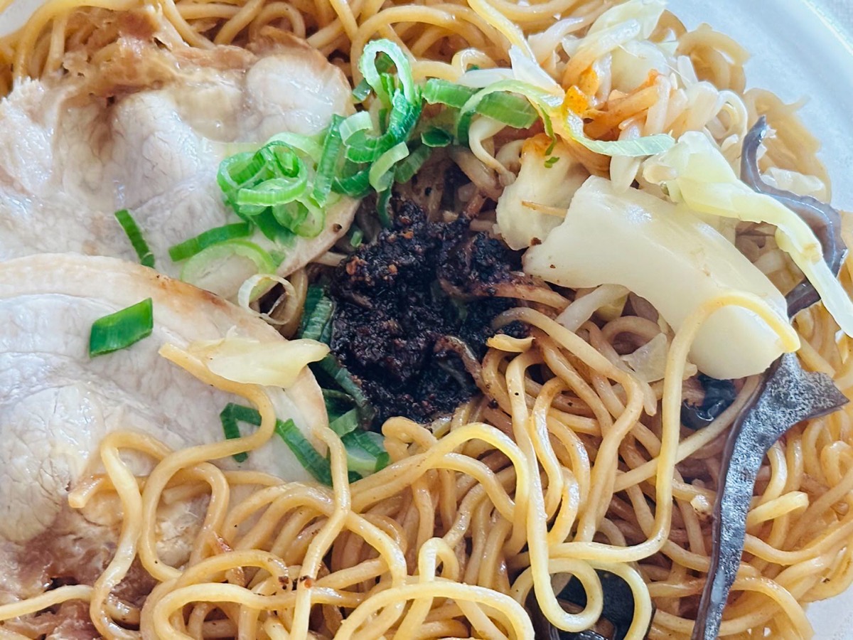 セブンイレブン 黒マー油と香ばし麺の濃厚豚骨焼ラーメン 023.