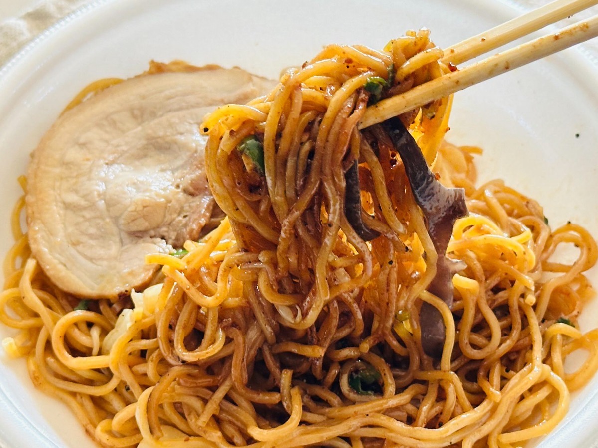 セブンイレブン 黒マー油と香ばし麺の濃厚豚骨焼ラーメン 026.