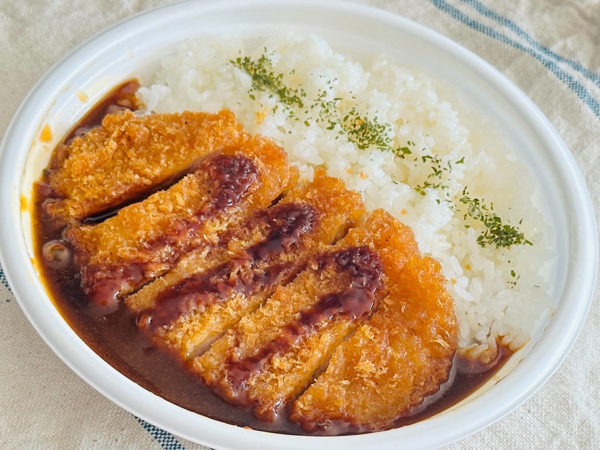 ファミマ スパイス香る！三元豚のロースかつカレー 010.