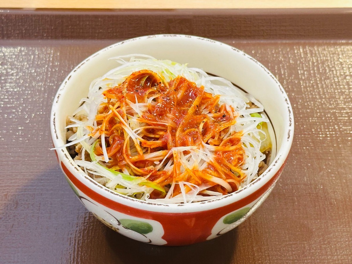 すき家 赤だれ白髪ねぎ牛丼 002.