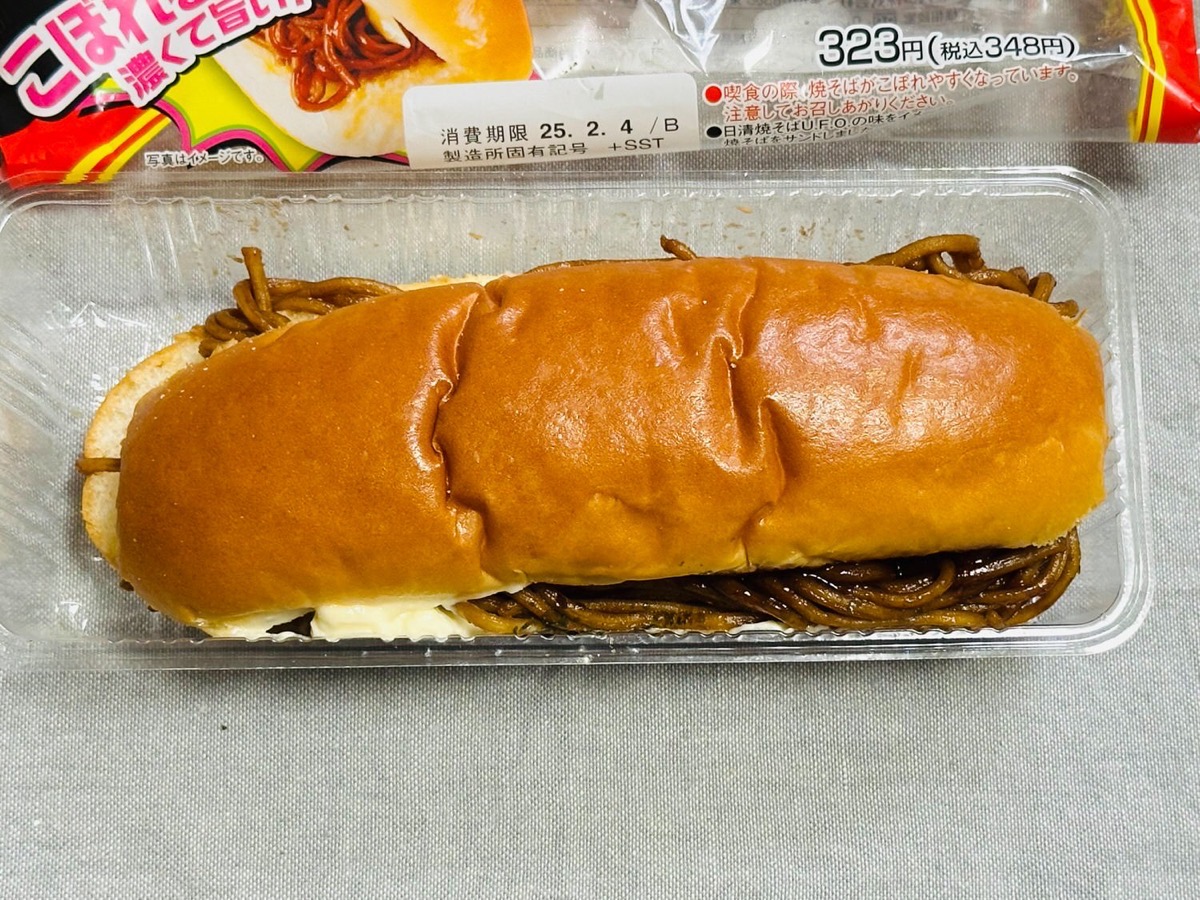 bakumori-yakisoba-006.jpg ファミマ U.F.O.ぶっ濃い濃厚爆盛焼そばパン 006.