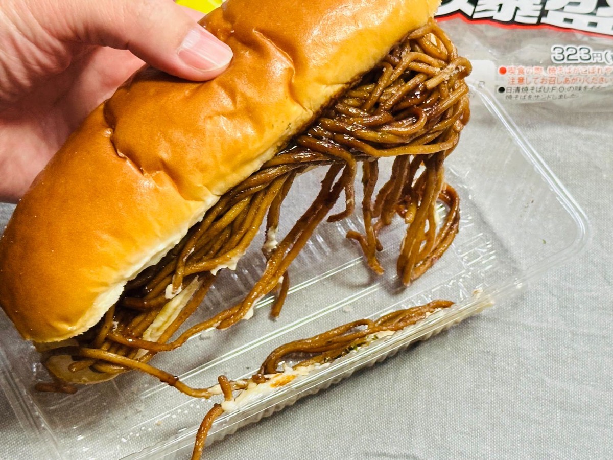 bakumori-yakisoba-010.jpg ファミマ U.F.O.ぶっ濃い濃厚爆盛焼そばパン 010.