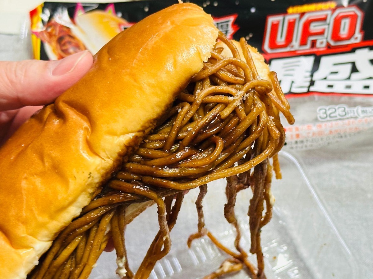 bakumori-yakisoba-013.jpg ファミマ U.F.O.ぶっ濃い濃厚爆盛焼そばパン 013.
