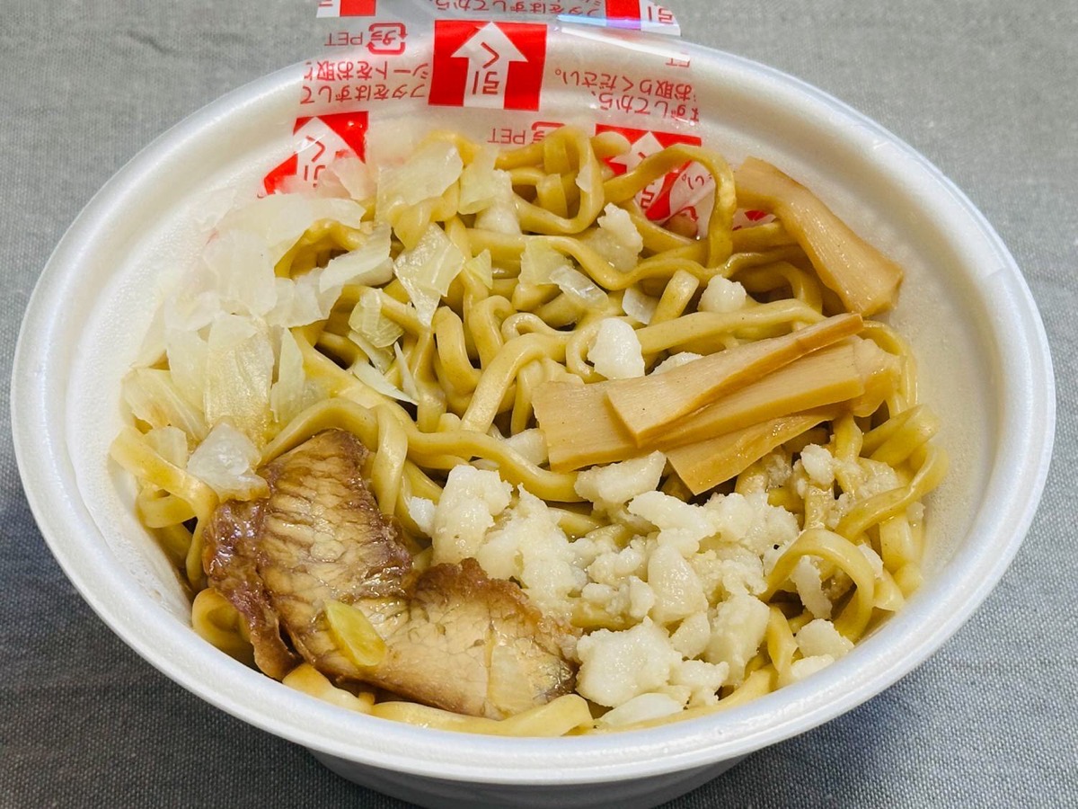 ファミマ 新潟燕三条系 背脂醤油ラーメン 013.