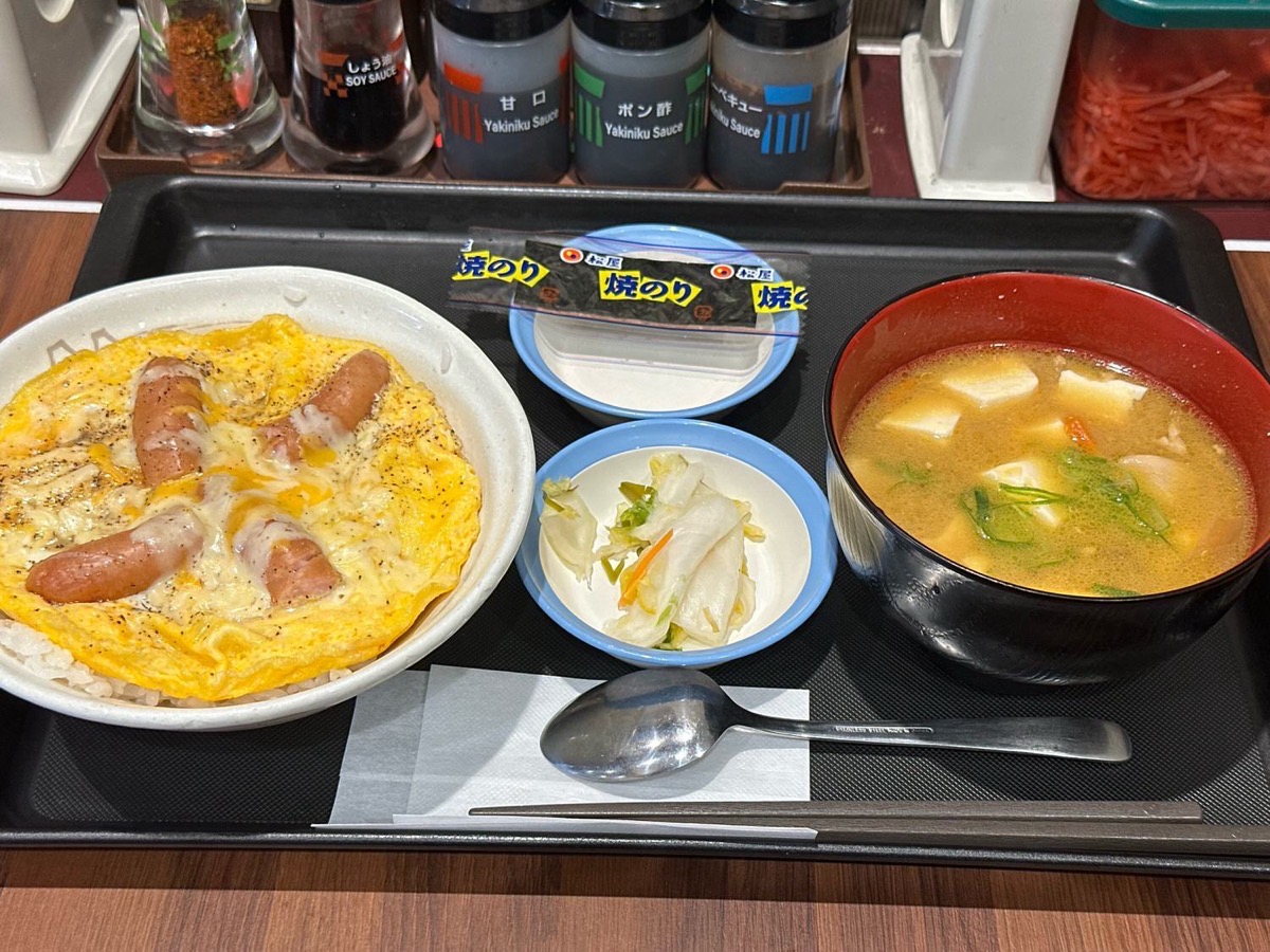 松屋 とろっとたまごソーセージ丼豚汁朝ごはん 700 003.