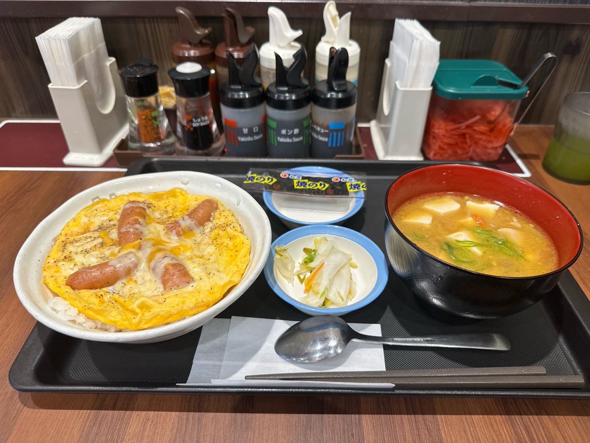 松屋 とろっとたまごソーセージ丼豚汁朝ごはん 700 010.