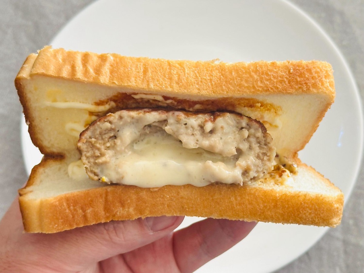 711-cheese-in-humburg-015.jpg セブンイレブン チーズハンバーグ サンドイッチ 015.