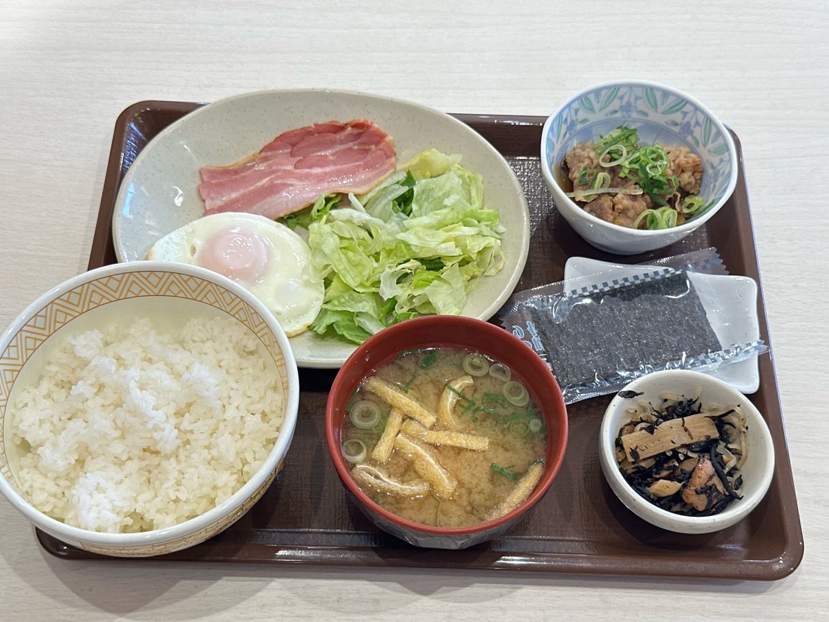 すき家 牛小鉢ベーコンエッグ朝食 001.