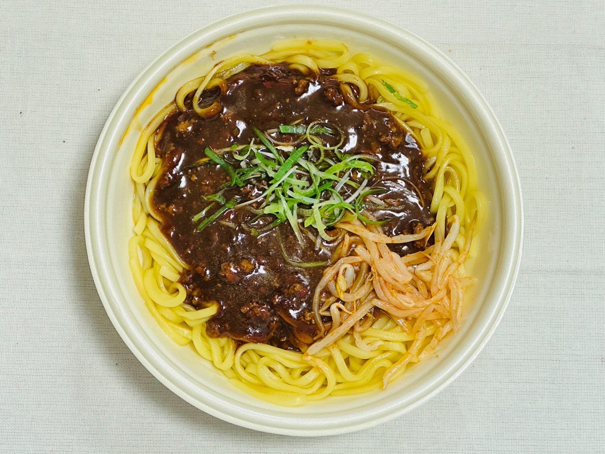 711-jajamen-008.jpg セブンイレブン モチっと麺のコク旨ジャージャー麺 008.