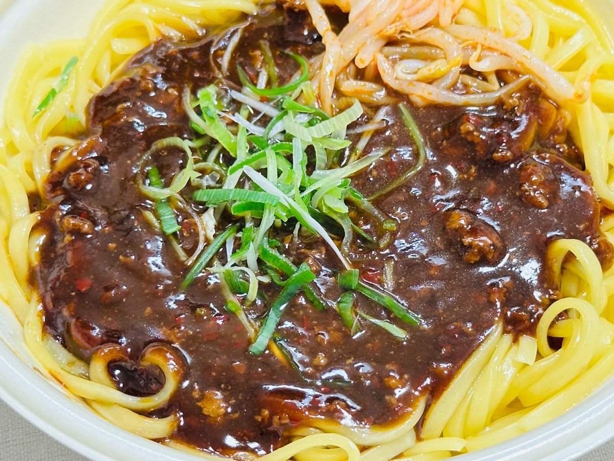 711-jajamen-011.jpg セブンイレブン モチっと麺のコク旨ジャージャー麺 011.