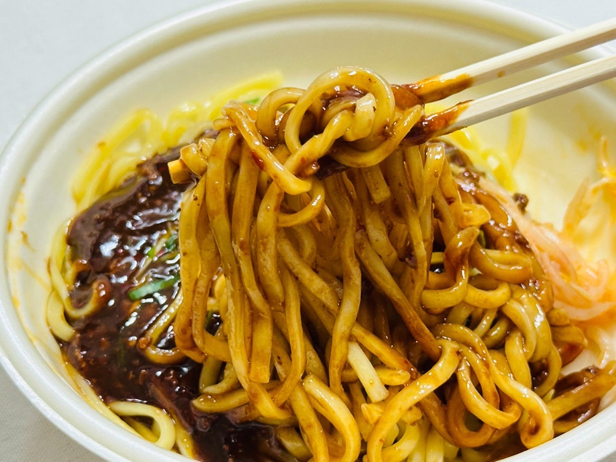711-jajamen-015.jpg セブンイレブン モチっと麺のコク旨ジャージャー麺 015.