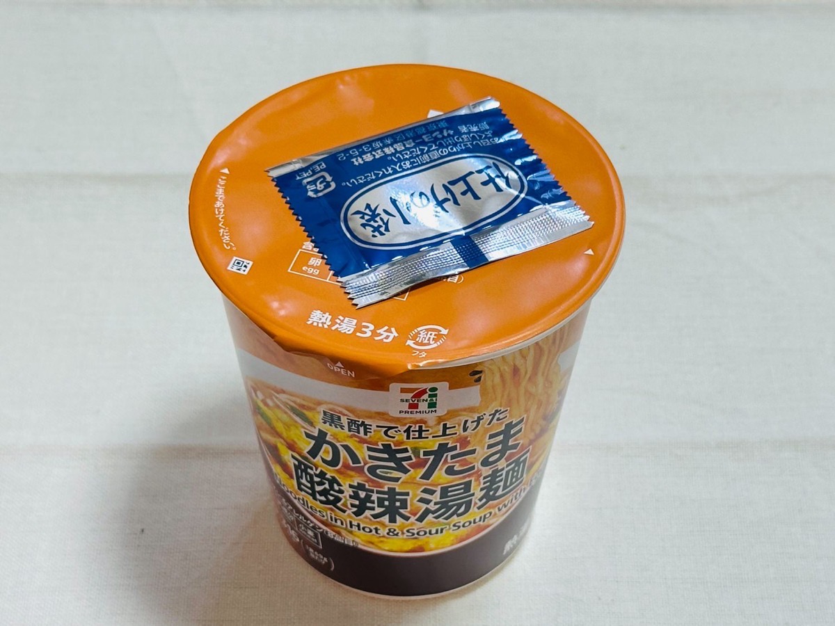 711-sanratan-006.jpg セブンイレブン かきたま酸辣湯麺 006.
