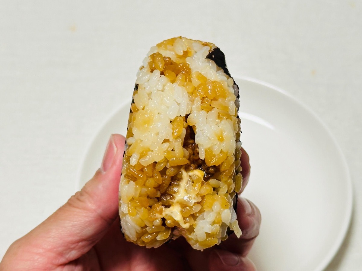 711-tori-karaage-mayo-026.jpg セブンイレブン 具だくさんおむすび 鶏唐揚げマヨネーズ 026.