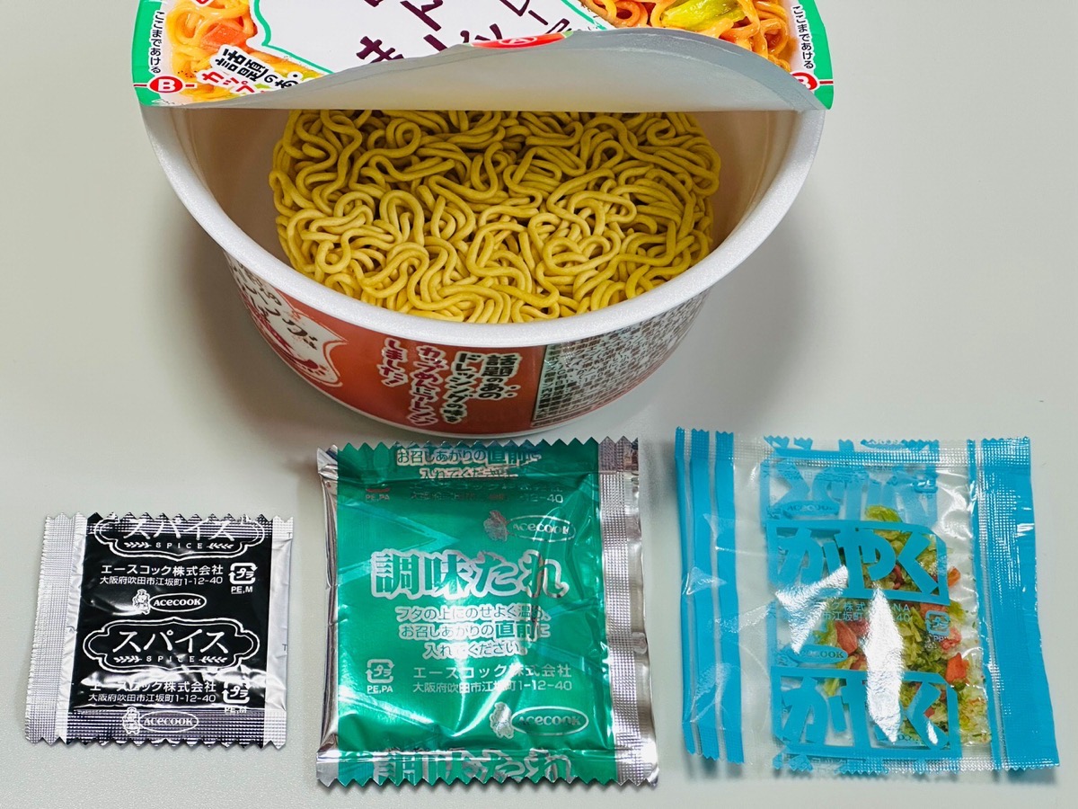acecook-nazodre-007.jpg エースコック インドカレー屋さんの謎ドレッシング味まぜそば 007.