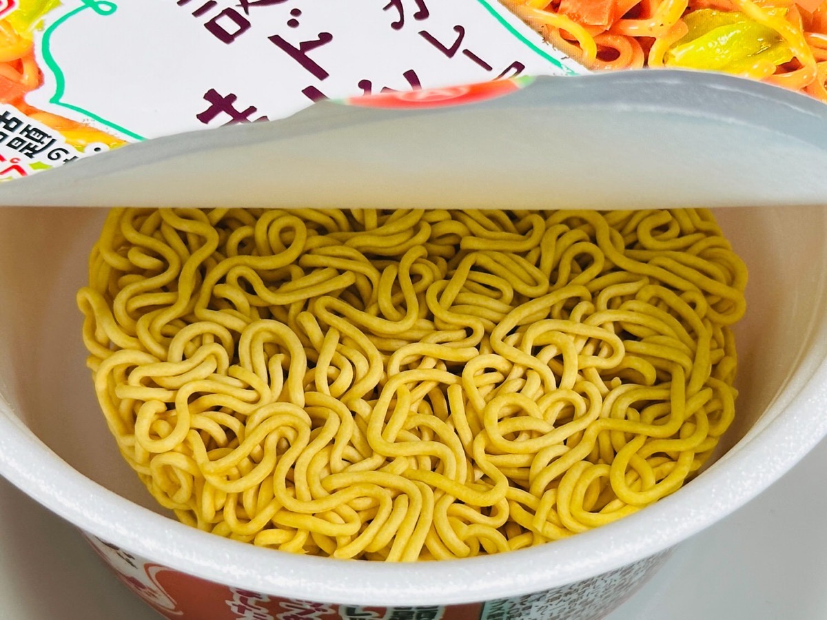 acecook-nazodre-008.jpg エースコック インドカレー屋さんの謎ドレッシング味まぜそば 008.