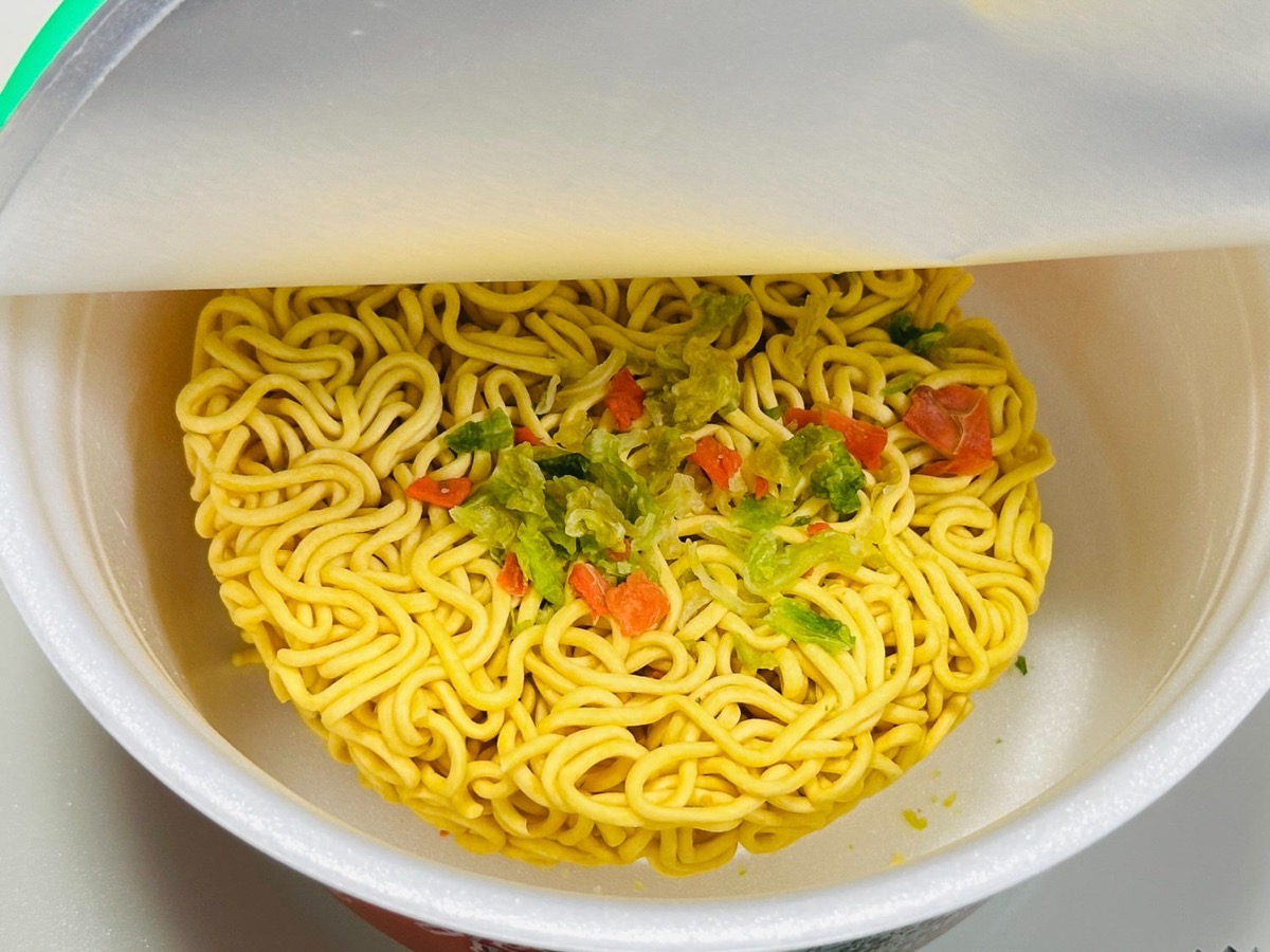 acecook-nazodre-011.jpg エースコック インドカレー屋さんの謎ドレッシング味まぜそば 011.