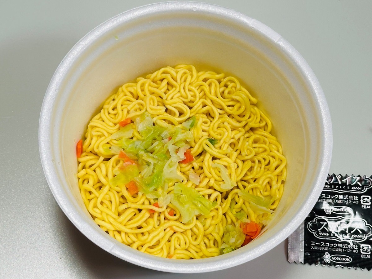 acecook-nazodre-015.jpg エースコック インドカレー屋さんの謎ドレッシング味まぜそば 015.