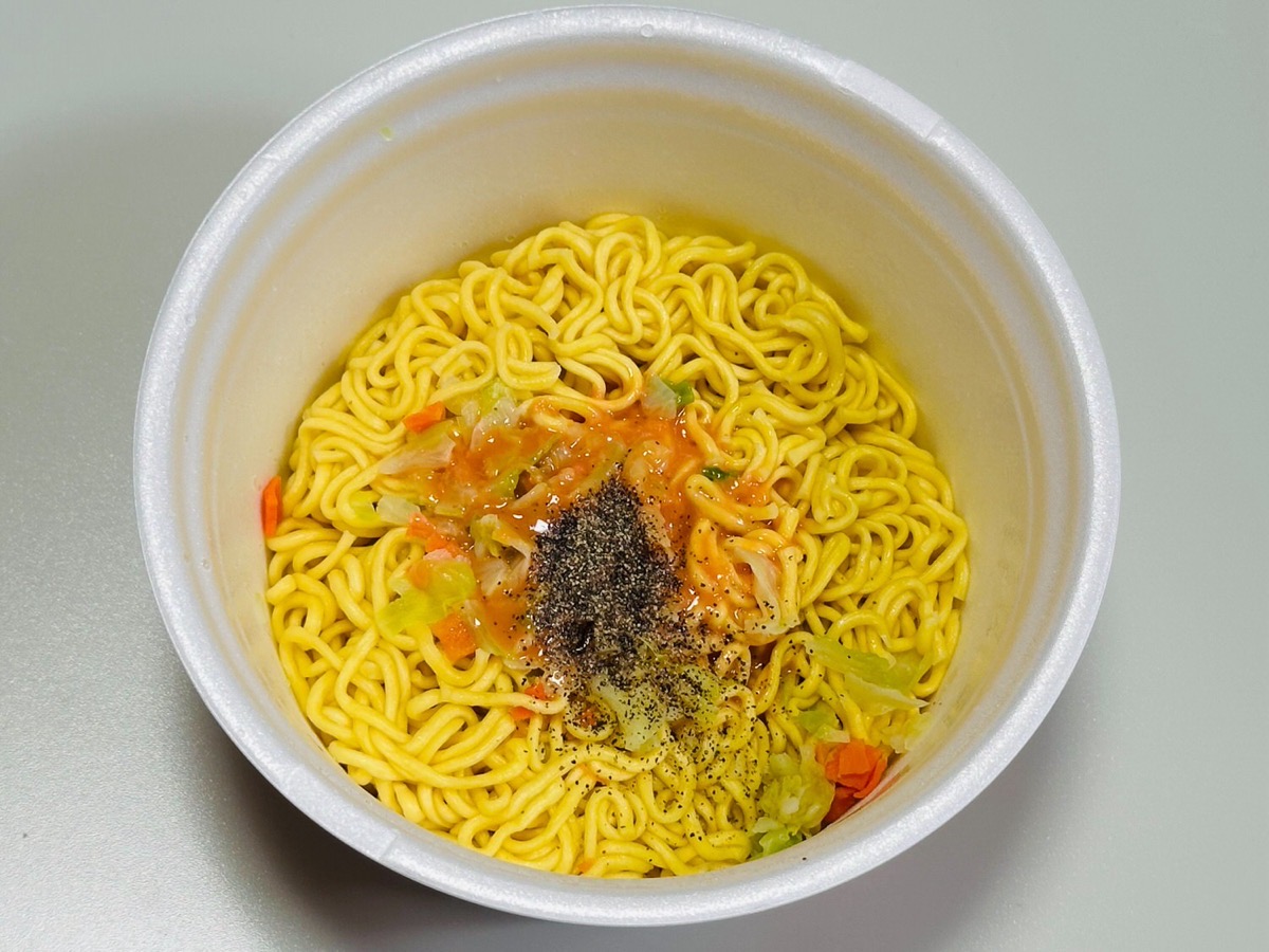 acecook-nazodre-016.jpg エースコック インドカレー屋さんの謎ドレッシング味まぜそば 016.