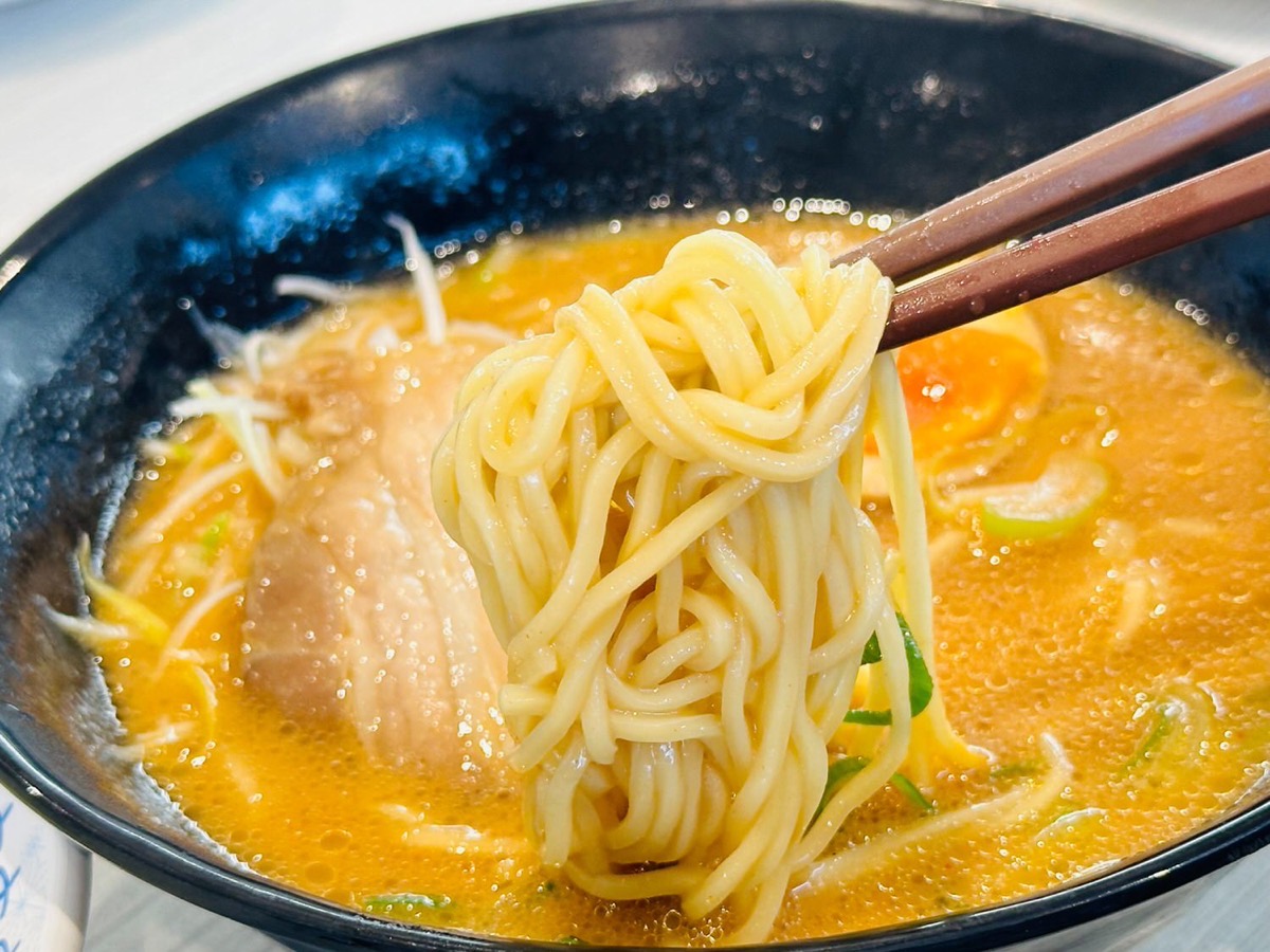 はま寿司 特製旨辛とんこつ醤油ラーメン 010.