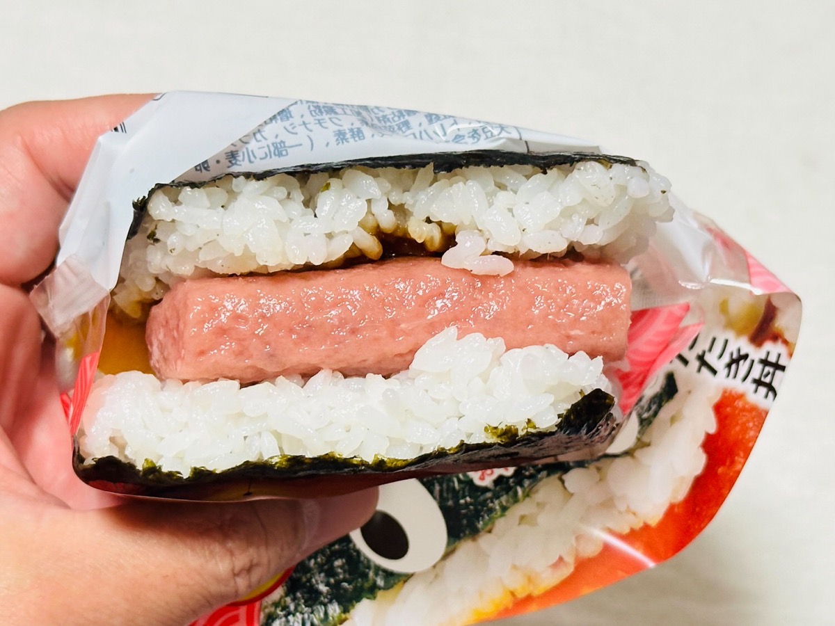 lawson-maguro-tataki-onigiri-010.jpg ローソン 具!おにぎり まるでまぐろたたき丼(卵黄ソース) 010.