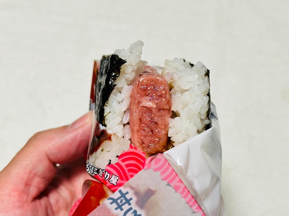 lawson-maguro-tataki-onigiri-012.jpg ローソン 具!おにぎり まるでまぐろたたき丼(卵黄ソース) 012.