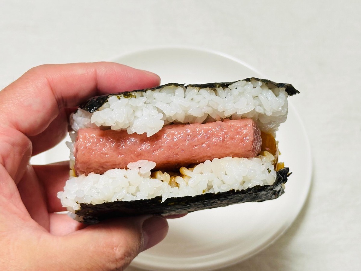 lawson-maguro-tataki-onigiri-018.jpg ローソン 具!おにぎり まるでまぐろたたき丼(卵黄ソース) 018.