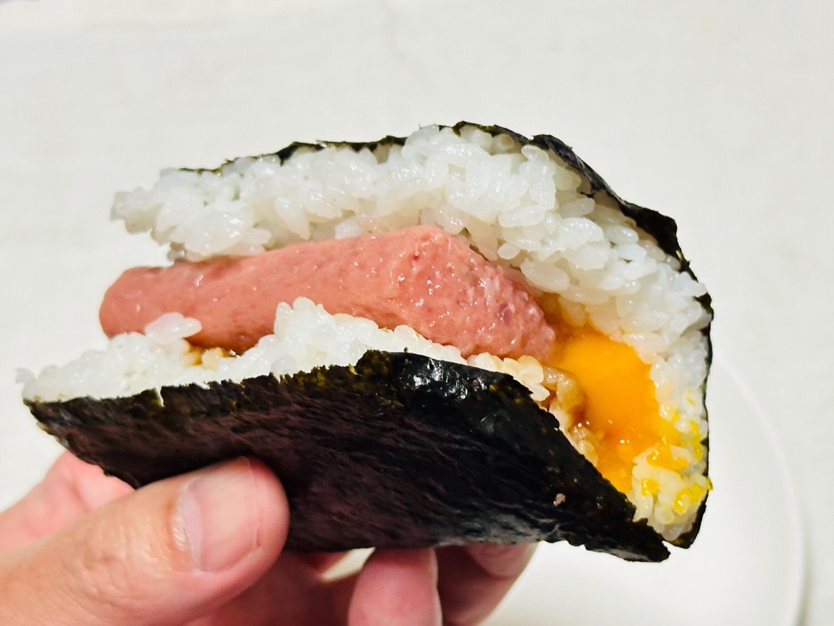 lawson-maguro-tataki-onigiri-021.jpg ローソン 具!おにぎり まるでまぐろたたき丼(卵黄ソース) 021.