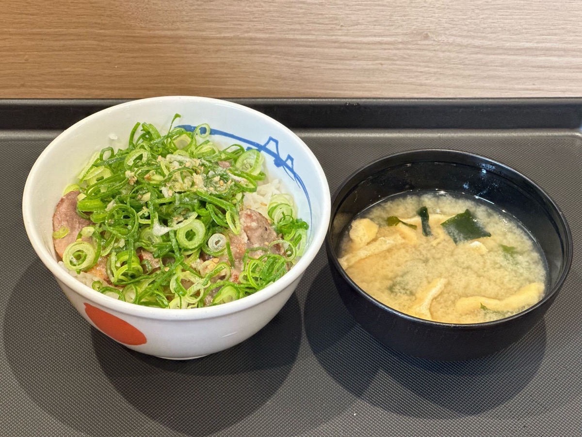 松屋 ネギ塩とんタン丼 003.