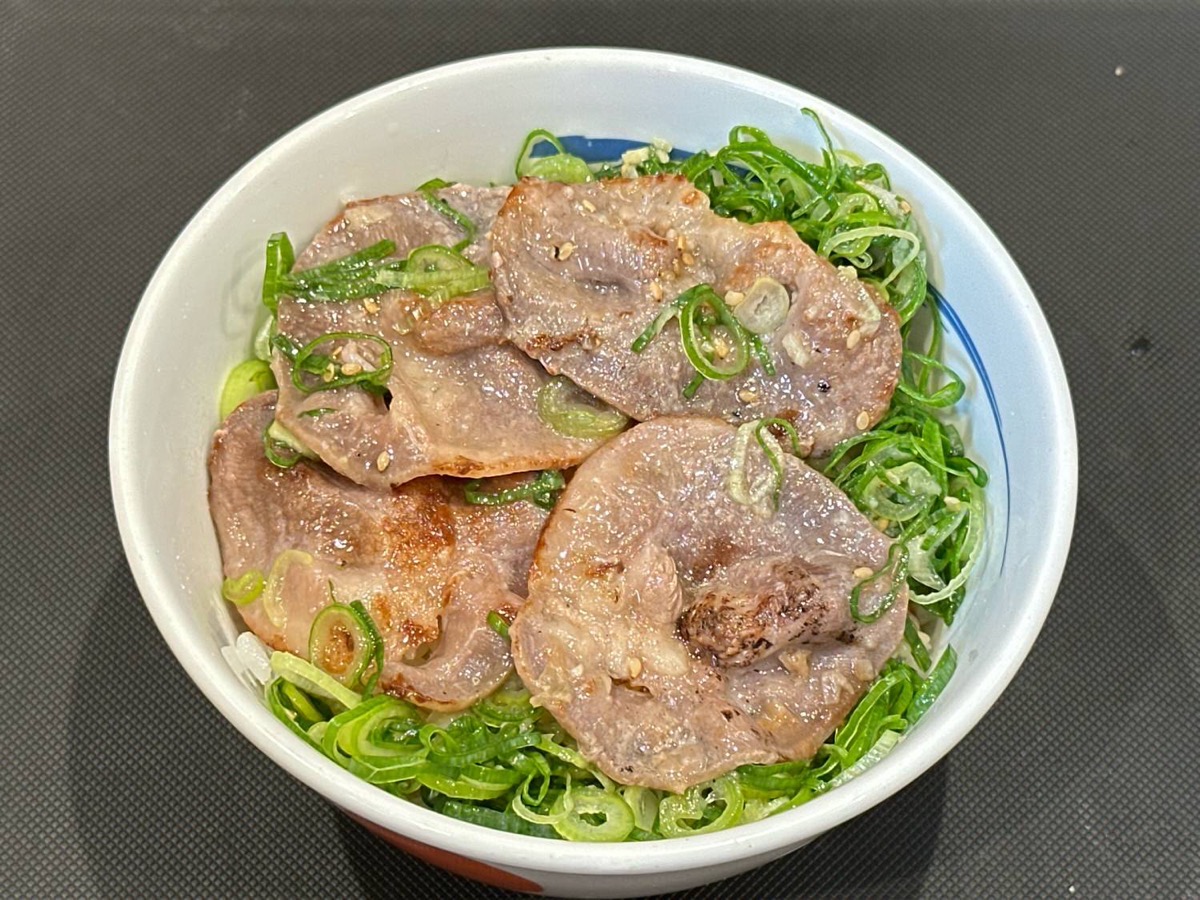 松屋 ネギ塩とんタン丼 011.