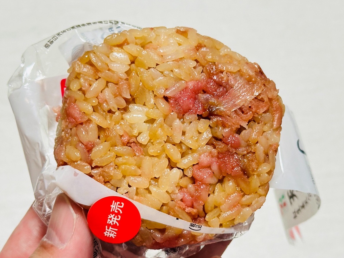 711-tentare-beni-011.jpg セブンイレブン 天タレまぶしおむすび 紅生姜天入り 011.