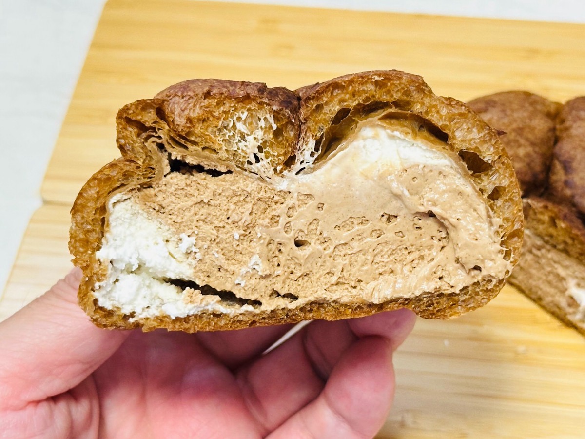 large-choco-sue-019.jpg ローソン 盛りすぎ!大きなチョコシュー(チョコクリーム&ホイップ) 019.