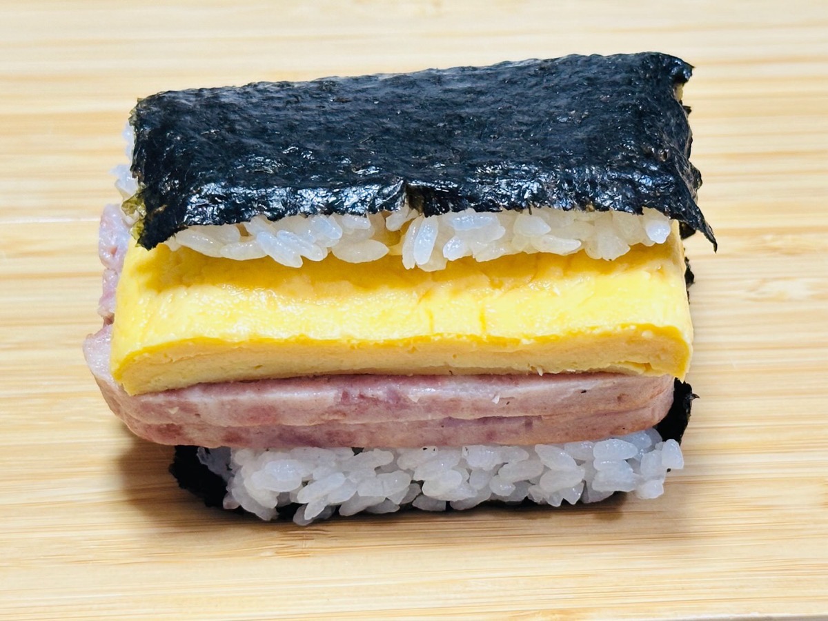 ローソン 盛りすぎ！具！おにぎり ポーク玉子 015.