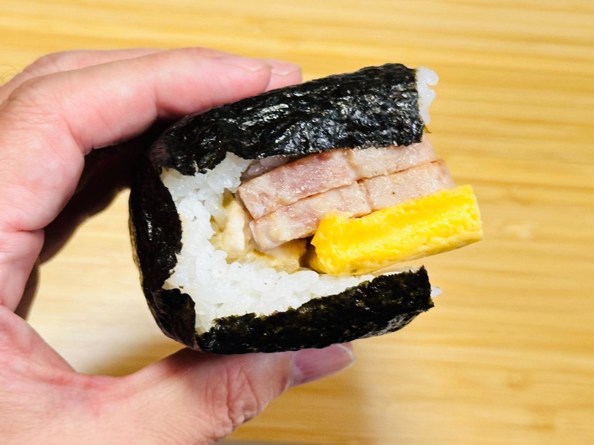 ローソン 盛りすぎ！具！おにぎり ポーク玉子 017.