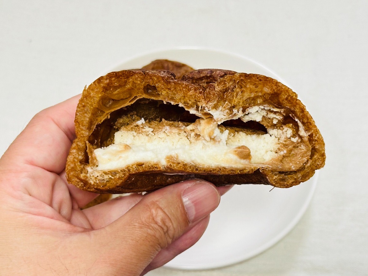 ローソン 大きなチョコシュー（チョコクリーム＆ホイップ） 025.