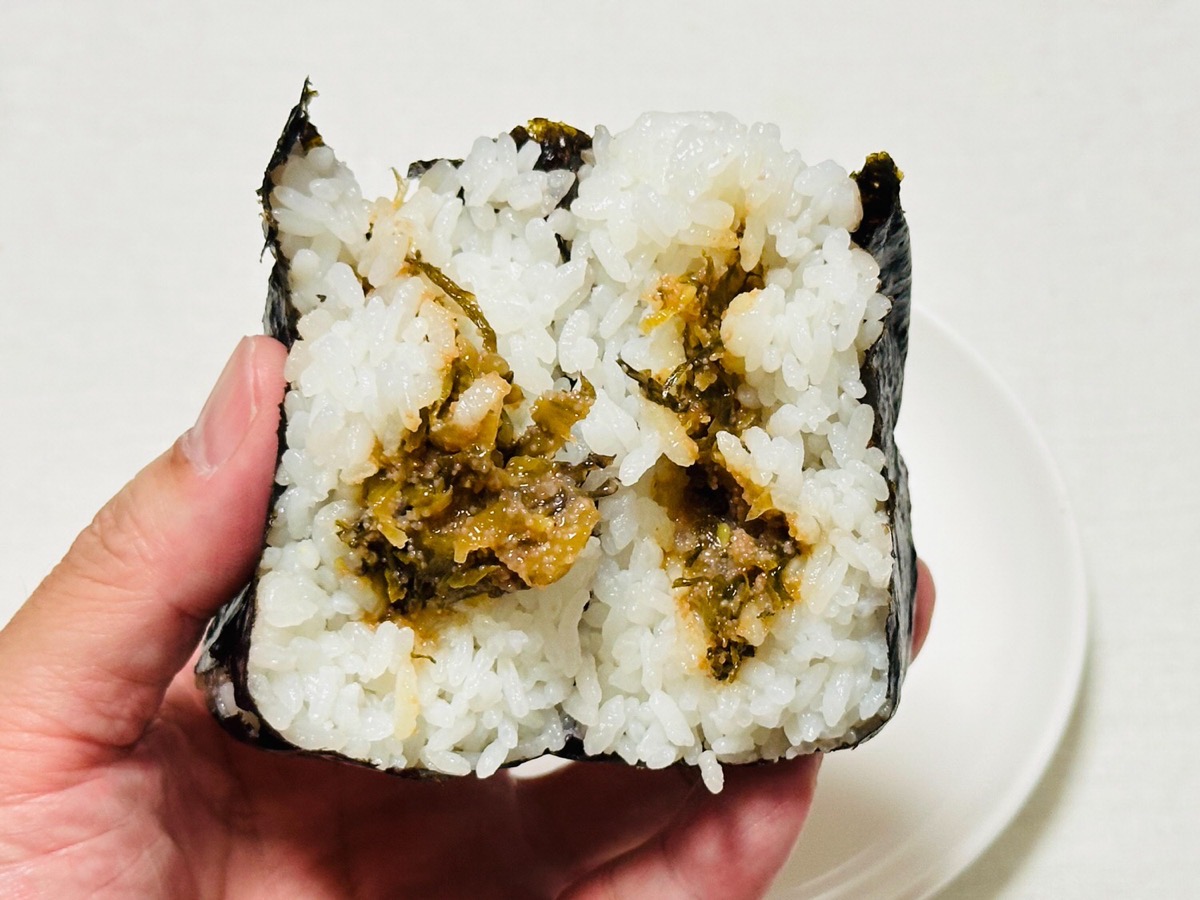 lawson-takana-onigiri-50-026.jpg ローソン 盛りすぎ!高菜明太おにぎり 026.