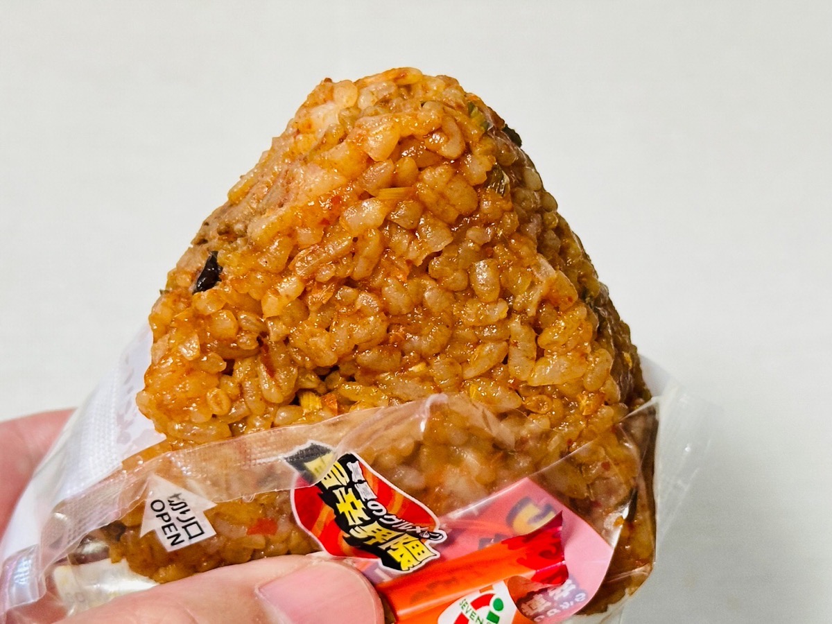 セブンイレブン ビリビリ痺辛 麻辣肉みそおむすび 011.