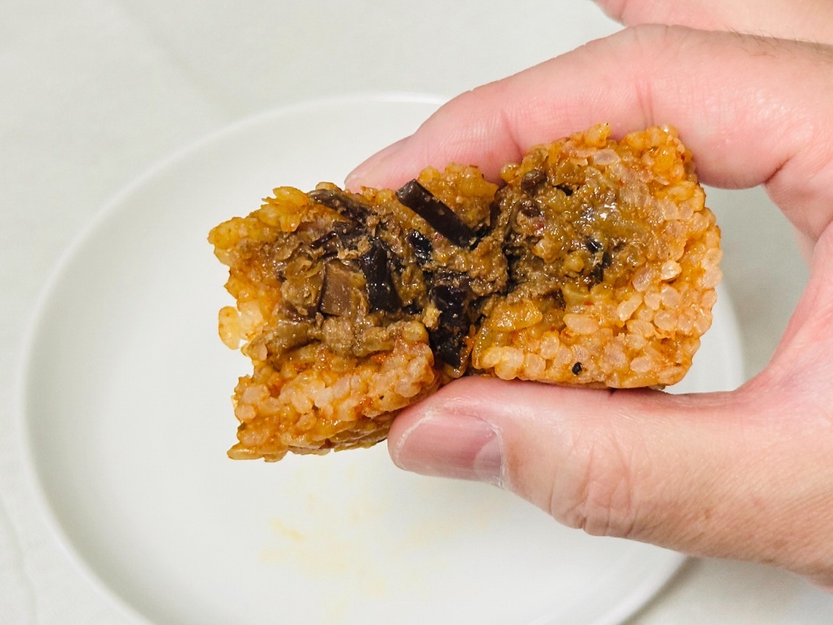 セブンイレブン ビリビリ痺辛 麻辣肉みそおむすび 020.