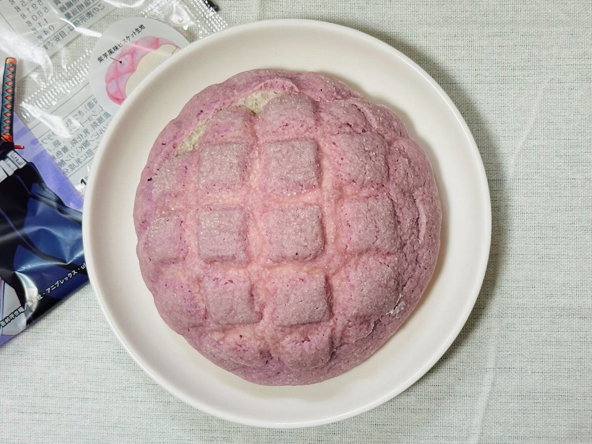 famima-kimetsu-melon-010.jpg ファミマ 胡蝶しのぶの藤色メロンパン 010.