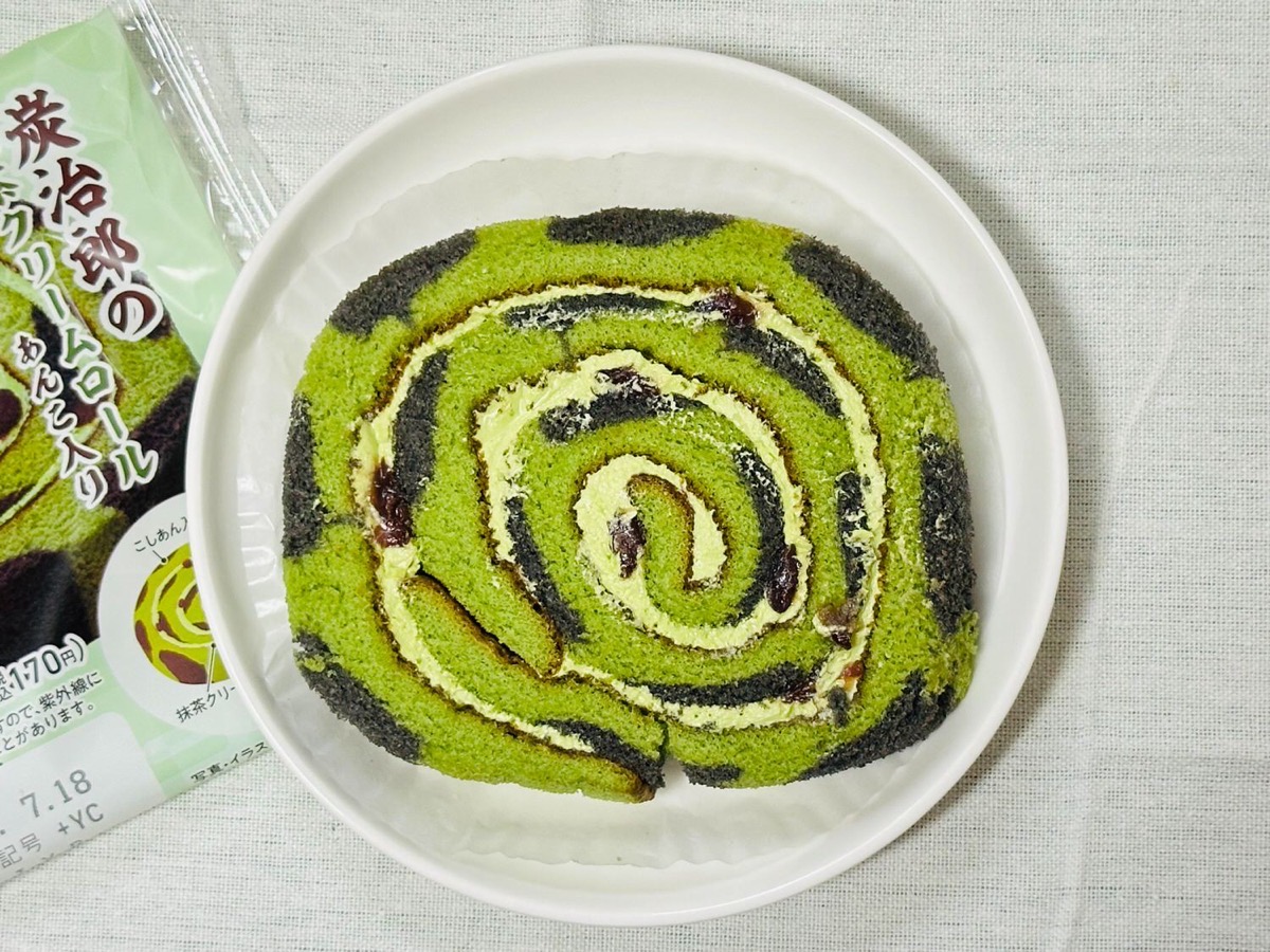 famima-kimetsu-rollcake-008.jpg ファミマ 炭治郎の抹茶クリームロール 008.