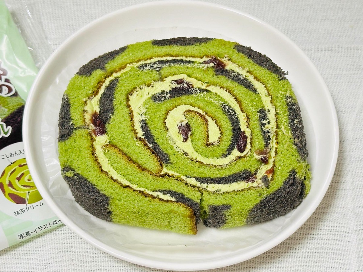 famima-kimetsu-rollcake-009.jpg ファミマ 炭治郎の抹茶クリームロール 009.